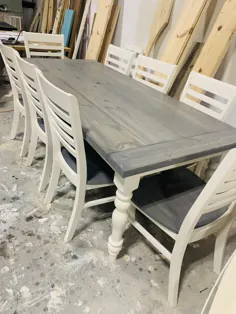 میز فارم روستایی 7 فوت با پاهای چرخان ، ست صندلی کلاسیک خاکستری و پایه سفید عتیقه ، میز غذاخوری چوبی