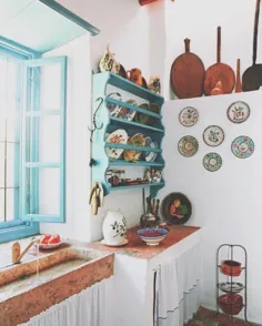 جدول Edesia |  میراث در اینستاگرام: «آشپزخانه رویایی.  ؟  جزیره پاتموس ، یونان.  ... من وسایل الهام گرفته مشابهی را به همراه خواهم داشت: ظروف مسی ، بشقاب های نقاشی دستی