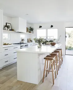 سبک کارلی واترز در اینستاگرام: "یک آشپزخانه کاملا سفید می تواند احساس گرما و دنج کند.  رمز موفقیت چیست؟  لهجه های چوبی برای ایجاد گرما ، عناصر سیاه به "