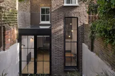 اکستنشن شیشه ای کاملاً مدرن خانه ذکر شده را به خانه برنده تبدیل می کند