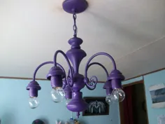 چراغ لامپ رنگی اسپری شده در اتاق دختران.