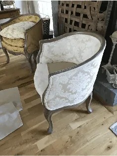 یک صندلی پارچه ای رنگ کنید