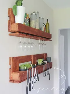 قفسه آشپزخانه ساخته شده از پالت EURO برای آویز لیوان نوشیدنی و چاقو