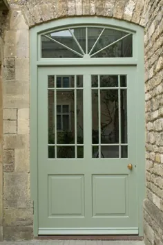 یک پوشش تازه سبز روشن درب خارجی شما را روشن می کند