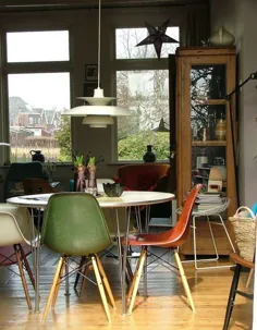 10 طراحی داخلی زیبا با صندلی های پلاستیکی کناری پلاستیکی Eames®
