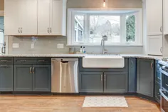 آشپزخانه به روز شده با کابینت های دو رنگ