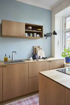 آشپزخانه اسکاندیناوی سبک با دیوارهای آبی