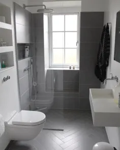 Moderne badeværelse med grå fliser and hvid armatur
