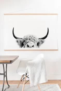 Peeking Highland Cow Art Print و آویز Sisi و Seb