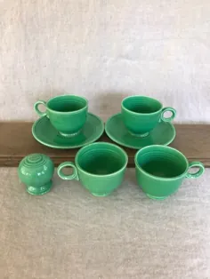 نعلبکی و شیکر لیوان چای سبز فنجان روی مرکاری