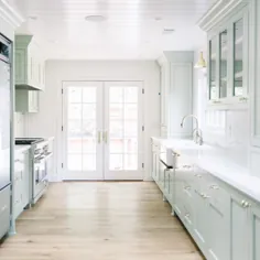 ژولیت در اینستاگرام: «آشپزخانه های گالی رپ بدی می گیرند.  اما گاهی اوقات خانه ای به طراحی مفهوم باز خود وام نمی دهد.  Snowberry چنین خانه ای است.  .  اولیه ما ... "