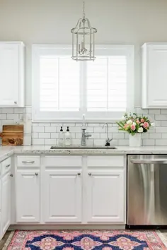 آشپزخانه سفید با میزهای گرانیت سفید و فرش صورتی و آبی - انتقالی - آشپزخانه - قطره نقره بهر