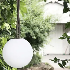 یک لامپ شارژی در فضای باز شارژی که هنگام روشن شدن به مروارید درخشان بزرگ شباهت دارد - طراحی لامپ Bolleke