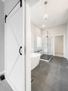 حمام مستر با درب انباری سفید - وان مستقل - خانه های کفپوش طرح McKinley