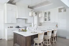 آشپزخانه سفید رنگ شده با جزیره چوب تاریک - کابینت های کریستال