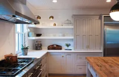 کابینت های آشپزخانه خاکستری با قفسه های سفید شناور - انتقالی - آشپزخانه - قصه کبوتر و توپی