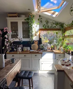 پست اینستاگرامی Nestfeels: "نور طبیعی زیادی به این آشپزخانه می آید!  ؟  نظر شما در مورد میز آشپزخانه چوبی چیست؟  برای الهام بیشتر در خانهnestfeels را دنبال کنید!... "