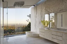 حمام مفهومی باز با دوش باران باران ، نمای خیره کننده ای از لس آنجلس را ارائه می دهد.  [1333 * 2000]