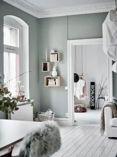 Binnenkijken در dit grijs-groen met witte appartement