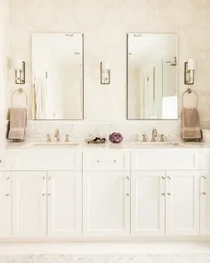 حمام سفید و بژ با کاغذ دیواری لوتوس - انتقالی - حمام