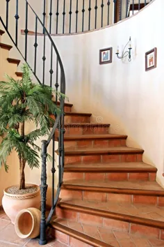 راه پله مارپیچی زیبا در عکس لوکس منزل بزرگ - تصویر سرمایه گذاری ، قهوه ای: 123672