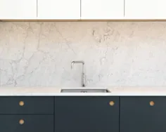 درهای برهنه در اینستاگرام: "ظاهر زیبا ، مدرن و پیشرفته این آشپزخانه با استفاده از ترکیبی از درهای Ladbroke به رنگ خاکستری تیره و درهای سفید اسلب ایجاد شده است!"