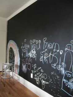دیوار تخته سیاه در اتاق پسران - خانه حصیری