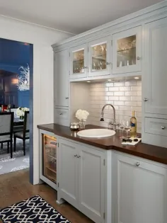 شربت خانه باتلر خاکستری روشن با آشپزخانه چوبی - انتقالی - آشپزخانه