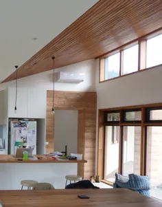 سقف آکوستیک چوبی با زمین کوبیده در این طرح خانه غیرفعال
