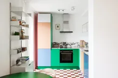 یک آشپزخانه کوچک در برلین که از مخلوط کردن الگوها و رنگ ها خجالتی ندارد