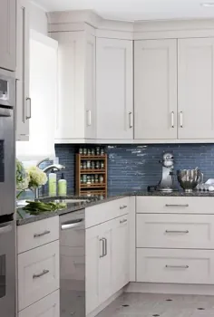کابینت های آشپزخانه سفید با کاشی شیشه ای آبی Backsplash - انتقالی - حمام