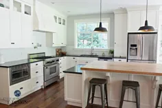 خانه آشپزخانه به سبک کشور ، کابینت های Cloud White ، میز گرانیت سیاه ، جزیره بلوک قصابی ، کف چوبی.  Kylie M داخلی طراحی ، مشاور آنلاین رنگ رنگ (2)