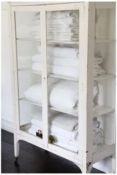 کابینت ملافه سفید در حمام