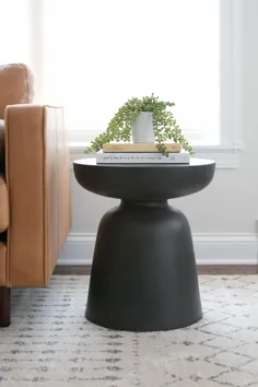 یک میز کناری پررنگ و سیاه از eBay در اتاق خانواده |  The DIY Playbook