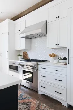 کابینت های سفید با کاشی های عقب مخروطی سفید مخروطی - انتقالی - آشپزخانه