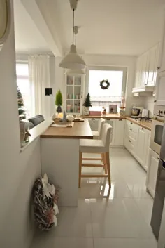 Armarios blancos y piso blanco en una cocina estrecha اطلاعات بیشتر را در https: //pared.piezoelektr بررسی کنید ...