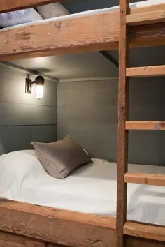 تخت های دو طبقه تخته خاکستری با دیوارکوب های قفسی - معاصر - اتاق خواب