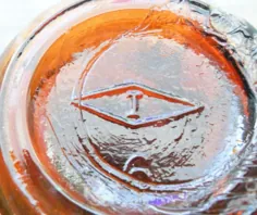 علامت "من درون یک الماس" بر روی بطری های شیشه ای است ... شرکت شیشه ای ایلینویز