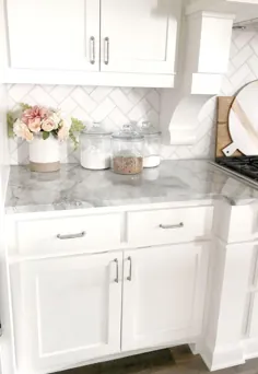 آشپزخانه سفید با میز سنگ مرمر خاکستری و کاشی های سفید مترو چلپ چلوپ # کو ...