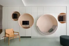 طاقچه های دایره ای جزئیات جالب طراحی در این آپارتمان فرانسوی هستند