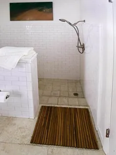 قبل و بعد از بازسازی حمام کوچک که ایده های شیک و مناسب برای بودجه را به نمایش می گذارند