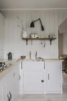 آشپزخانه ای آرام و خنثی که خصوصیات خانه کلبه خود را حفظ کند - طراح عزیز