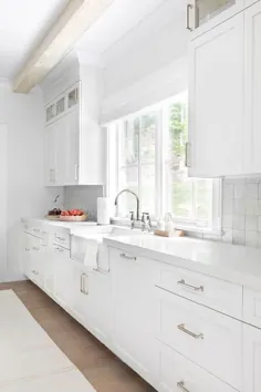 کاشی های نقره ای مش نقره ای در آشپزخانه سفید - انتقالی - آشپزخانه
