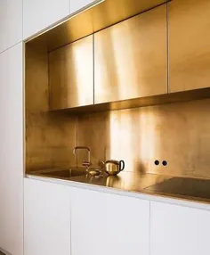 کابینت های آشپزخانه طلایی و ایده های Backsplash جلوه ای جذاب به فضای داخلی مدرن