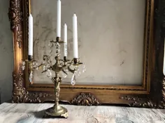 جا شمعی برنز و شمع کریستال ، تزیین مانتو فیگورال فرانسوی ویکتوریایی.  دارندگان شمع روکوکو با منشورها