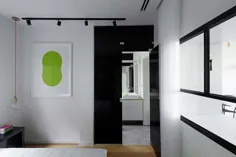 پارتیشن های سفارشی و صرفه جویی در فضا آپارتمان کوچک را در تل آویو تغییر شکل می دهند