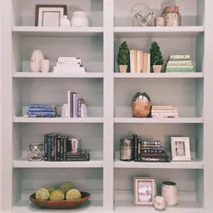 THE HOME EDIT ® در اینستاگرام: "ما در سازماندهی قفسه های کتاب وسواس داریم و از چگونگی شکل گیری این موضوع بسیار راضی هستیم.  ؟  #thehomeedit # کتاب # قفسه # پروژه "