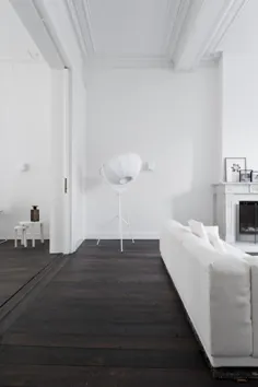 یک خانه کاملاً سفید و سفید در هلند