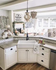26 Farmhouse Kitchen Sink Ideen، die Ihren Raum charmant und unvergesslich machen