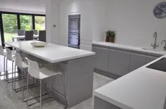 آشپزخانه Viseu Handleless Grey & White High Gloss همراه با میزهای کاری White Corian و وسایل Smeg